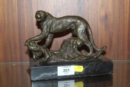 A MODERN BRONZED METAL FIGURE OF A CHEETAH RAISED ON MARBLE PLINTH