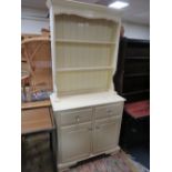 A CREAM PAINTED PINE KITCHEN DRESSER WITH DIAMOND EFFECT HANDLES H-190 CM W-91 CM D-45 CM