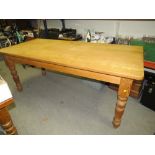 A LARGE MODERN PINE FARMHOUSE STYLE DINING TABLE WITH SINGLE DRAWER L-183 CM W-83 CM H-77 CM