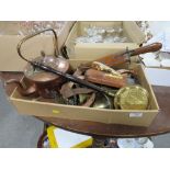 A BOX OF ASSORTED METALWARE TO INCLUDE A VINTAGE COPPER KETTLE, WOODEN HANDLES CARVING SET, JAGUAR