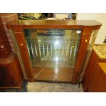 A RETRO REPRODUCTION MAHOGANY DISPLAY / DRINKS CABINET W-105 CM WITH MIRRORED PANELS