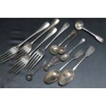 A SMALL COLLECTION OF ASSORTED SILVER FLATWARE TO INCLUDE A SET OF FOUR DINNER FORKS BY WALKER &