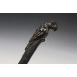 A NOVELTY WALKING CANE WITH BRONZE TYPE POMMEL IN THE FORM OF A PARROT, L 87 cm