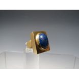 A MID CENTURY MODERNIST STYLE HALLMARKED 9CT GOLD RING SET WITH A SINGLE OVAL POLISHED AGATE, ring