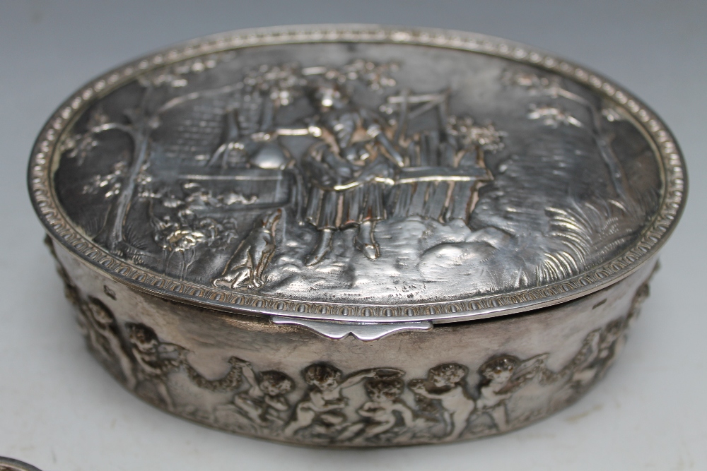 A HALLMARKED SILVER SWING HANDLED PIERCED BON BON DISH BY MARSON AND JONES - BIRMINGHAM 1921, - Bild 3 aus 5