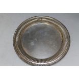 A HALLMARKED SILVER CIRCULAR TRAY BY JOHN & WILLIAM F DEAKIN - SHEFFIELD 1896, with fluted border,