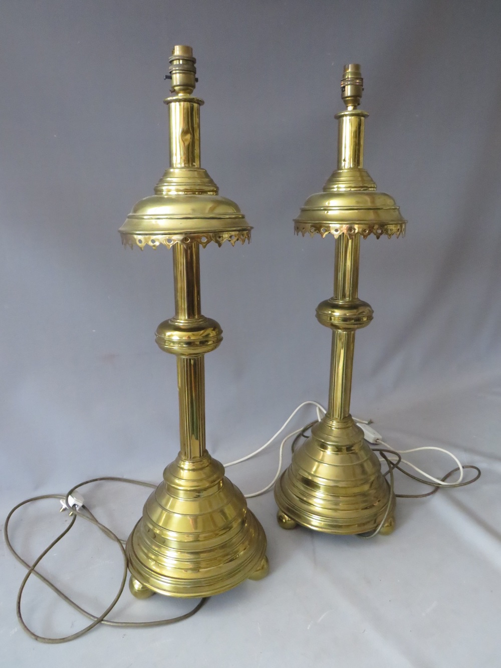A PAIR OF EARLY 20TH CENTURY HEAVY BRASS ECCLESIASTICAL STYLE CANDLE STANDS CONVERTED TO TABLE - Image 3 of 3