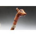 A NOVELTY WALKING CANE WITH HANDLE IN THE FORM OF A SHEEP, L 93 cm
