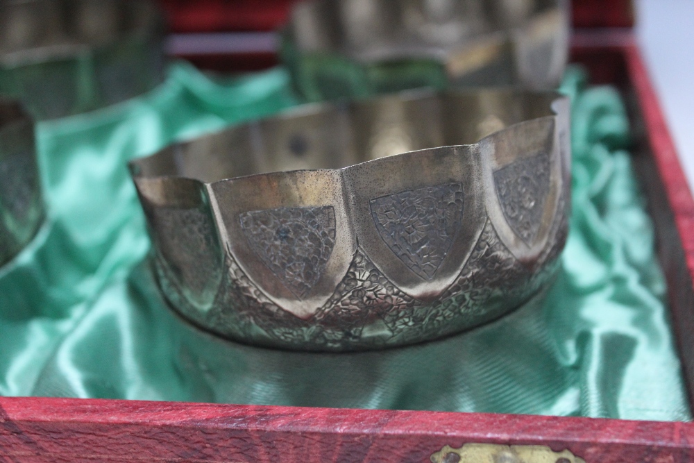 A CASED SET OF SIX WHITE METAL CONTINENTAL FINGER BOWLS, unmarked and untested, Dia 10 cm - Image 2 of 4