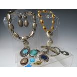 A COLLECTION OF VINTAGE AND MODERNIST STYLE COSTUME JEWELLERY, to include a signed Ruskin brooch -