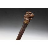 AN UNUSUAL NOVELTY MULTI SECTIONAL WALKING CANE WITH BLACK FOREST STYLE DOG HEAD POMMEL, L 87 cm
