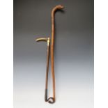 A VINTAGE WALKING STICK WITH CARVED HANDLE TERMINATING IN DOGS HEAD, L 79 cm, together with a riding