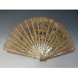 A VINTAGE LACE FAN WITH MOTHER OF PEARL STICKS, L 24 cm