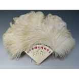 A VINTAGE CREAM OSTRICH FEATHER FAN WITH IVORINE STICKS, L 36 cm