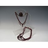 A VINTAGE GARNET AND WHITE METAL COLLARETTE NECKLACE, approx L 40 cm, together with a vintage garnet