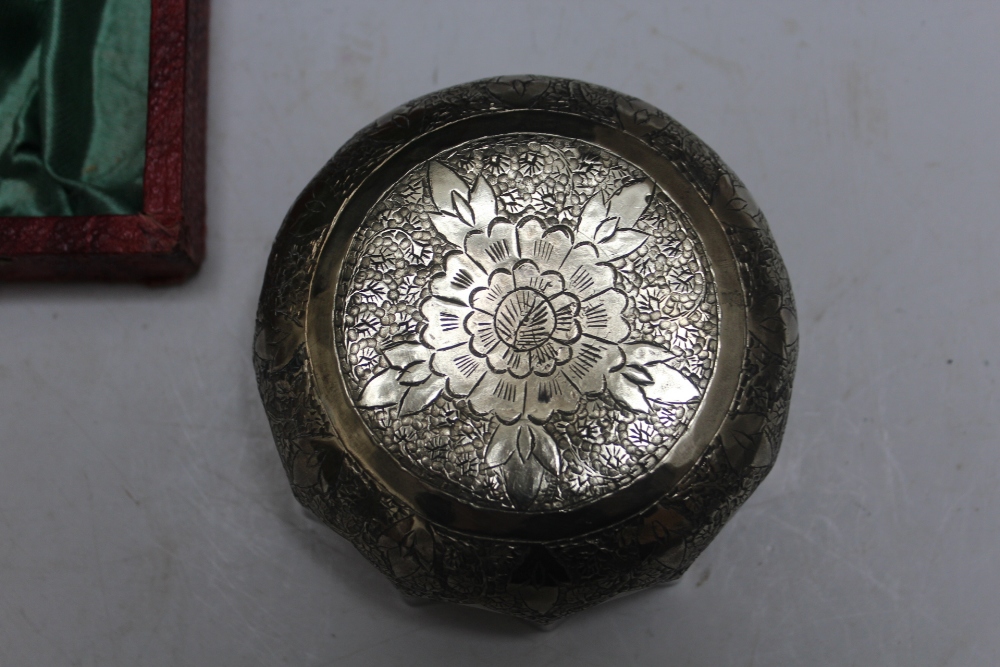 A CASED SET OF SIX WHITE METAL CONTINENTAL FINGER BOWLS, unmarked and untested, Dia 10 cm - Image 3 of 4