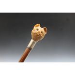 A NOVELTY SLIM WALKING CANE WITH HANDLE IN THE FORM OF A CAT, L 89 cm