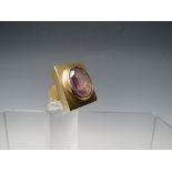 A MID CENTURY MODERNIST STYLE HALLMARKED 9CT GOLD RING SET WITH A SINGLE FACETED AMETHYST, ring size