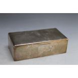 A HALLMARKED SILVER TABLE CIGARETTE BOX - LONDON 1942, hallmarks indistinct, wood lined, W 17 cm