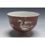 AN ORIENTAL STYLE POTTERY BOWL DECORATED WITH BIRDS, Dia 15 cm