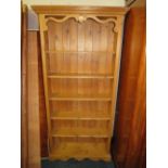 AN OPEN PINE FLOORSTANDING BOOKCASE W-91 CM