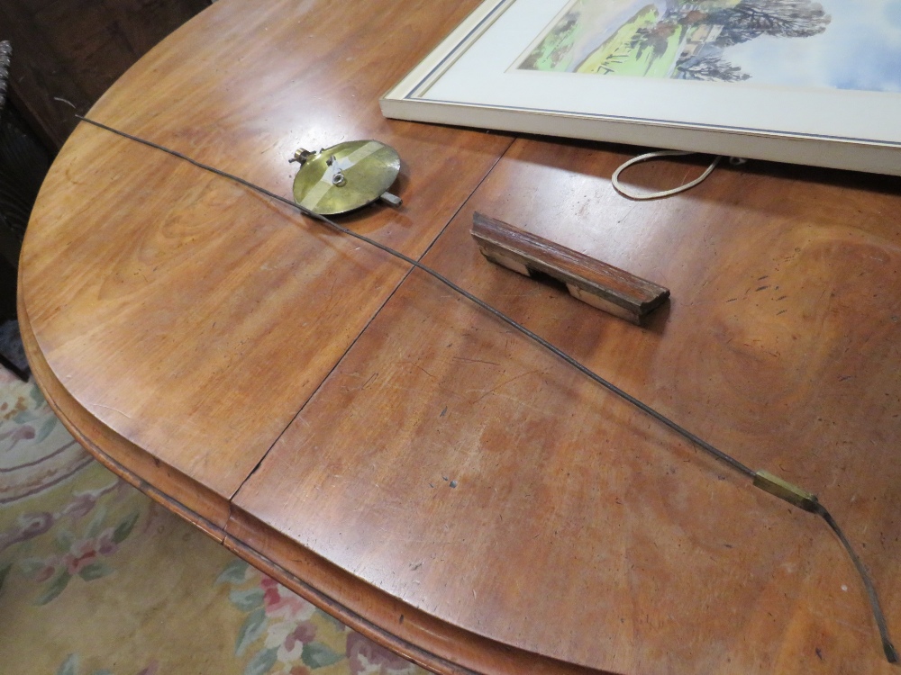 A LARGE MODERN ORIENTAL STYLE GLAZED ROOM DIVIDER IN TWO SECTIONS, DECORATED WITH CARVED FLORAL - Image 4 of 4