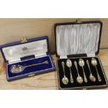 A HALLMARKED SILVER MAPPIN & WEBB PRESENTATION CROWN TOPPED SPOON TOGETHER WITH A CASED SET OF SIX