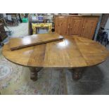 A LARGE SOLID OAK EXTENDING DINING TABLE WITH TWO LEAVES H-74 L-177 CM EXTENDED L-265 CM