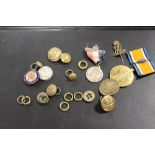 A WW1 MEDAL, BUTTONS, BADGES ETC