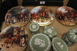 A TRAY OF WEDGWOOD JASPERWARE & HUNTING SCENE PLATES ETC