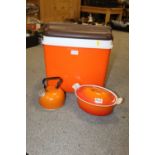 AN ENAMELLED COOKING POT TOGETHER WITH A SIMILAR KETTLE CONTAINED IN AN ORANGE COOLBOX (3)