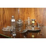 A SELECTION OF GLASSWARE AND SILVER PLATE TO INCLUDE AN ANTIQUE SILVER PLATED CHAMBER STICK