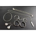 A COLLECTION OF HALLMARKED SILVER AND WHITE METAL MODERN JEWELLERY TO INCLUDE A STARFISH PENDANT