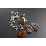 A COLLECTION OF MODERN AMBER JEWELLERY TO INCLUDE A PENDANT