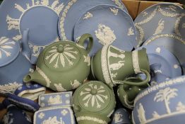 A TRAY OF WEDGWOOD JASPERWARE TO INCLUDE PLAQUES, PLATES, FRUIT BOWL, TEAPOT ETC