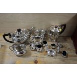 A COLLECTION OF ASSORTED METALWARE TO INCLUDE A HALLMARKED SILVER SALT