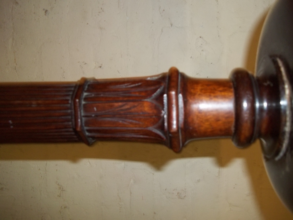 AN ANTIQUE TALL PLANT TORCHERE WITH FLUTED DETAIL AND BALL AND CLAW FEET - Image 10 of 11