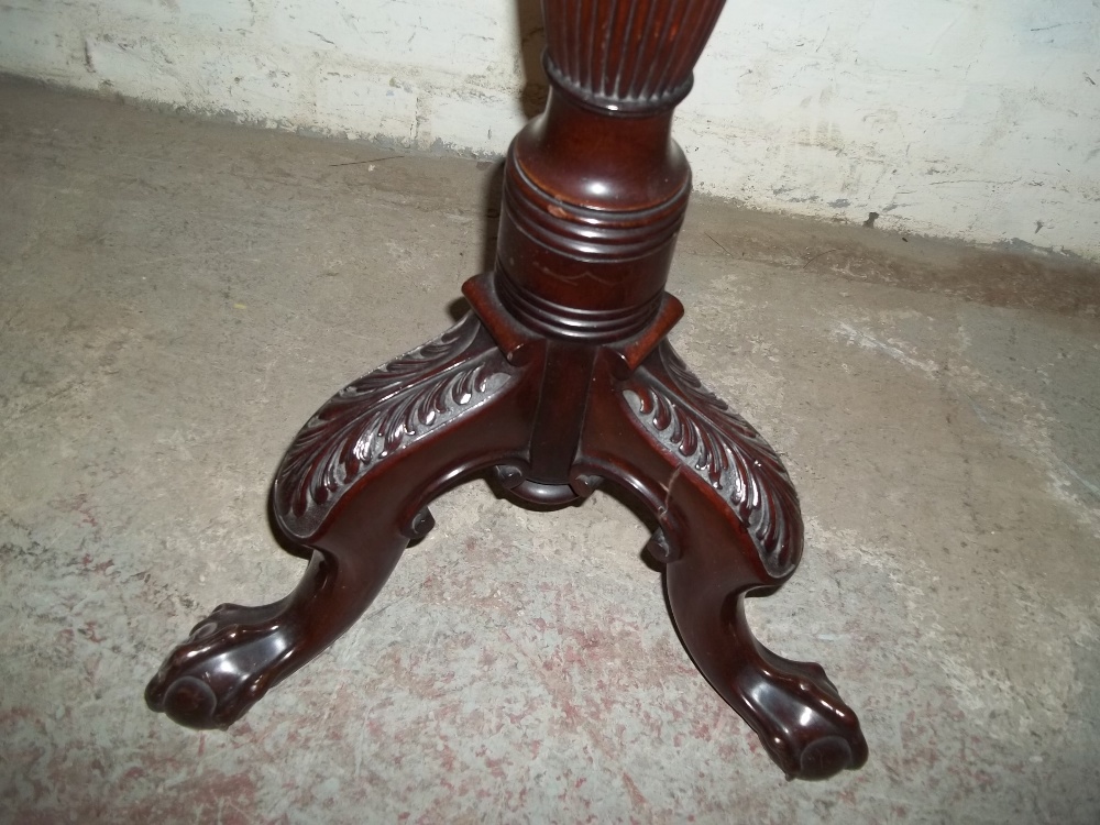 AN ANTIQUE TALL PLANT TORCHERE WITH FLUTED DETAIL AND BALL AND CLAW FEET - Image 3 of 11