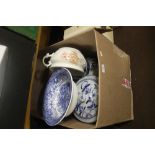 A TRAY OF CERAMICS TO INCLUDE TWO LARGE BLUE AND WHITE STORAGE JARS (TRAYS NOT INCLUDED)