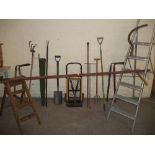 A SELECTION OF GARDEN TOOLS TO INCLUDE ALUMINIUM STEP LADDERS AND A SACK TRUCK