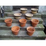 A SELECTION OF 9 GARDEN PLANT POTS TO INCLUDE CERAMIC AND TERRACOTTA POTS