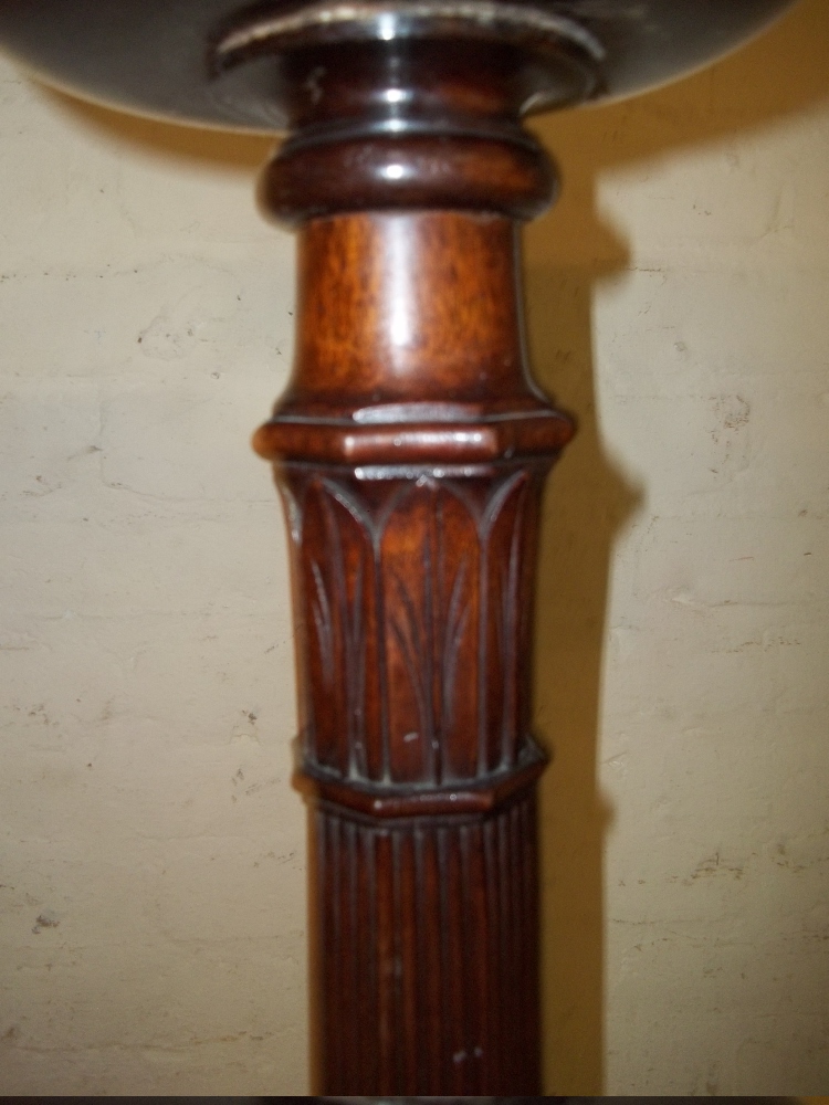 AN ANTIQUE TALL PLANT TORCHERE WITH FLUTED DETAIL AND BALL AND CLAW FEET - Image 11 of 11