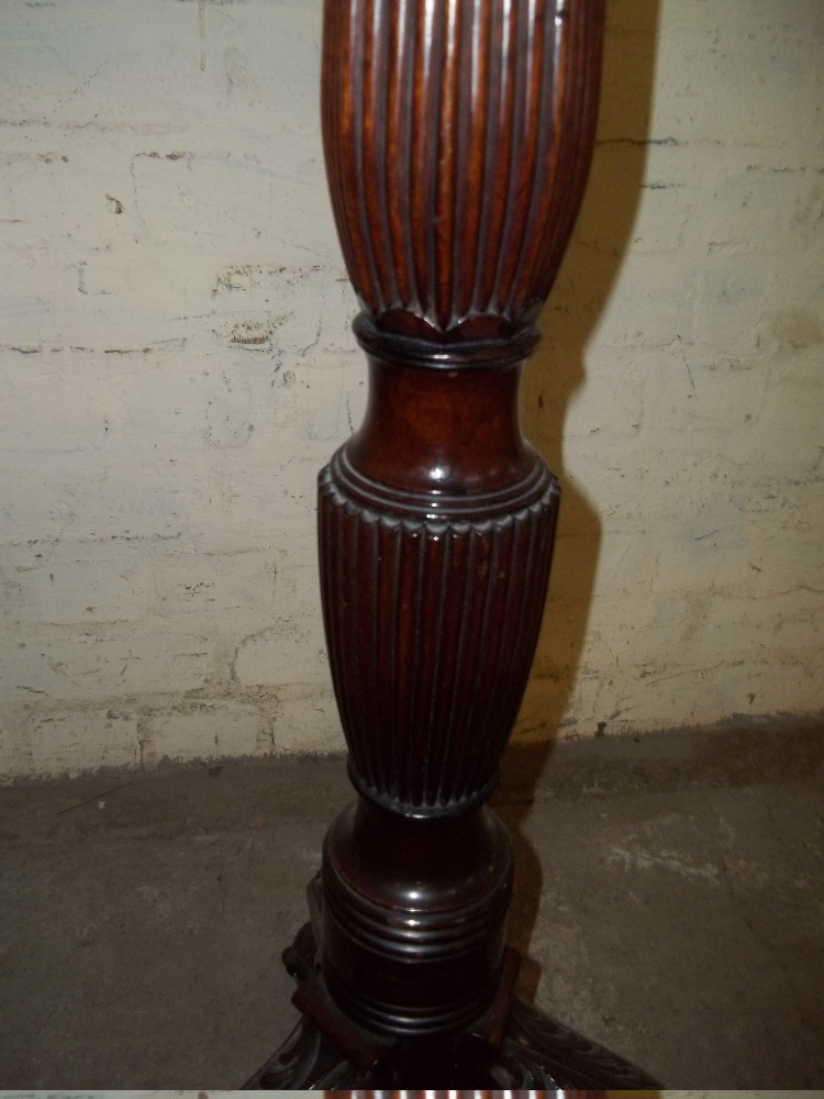 AN ANTIQUE TALL PLANT TORCHERE WITH FLUTED DETAIL AND BALL AND CLAW FEET - Image 9 of 11