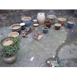 A COLLECTION OF CERAMIC GARDEN PLANT POTS TO INCLUDE A CERAMIC BARREL AND ORNAMENTS