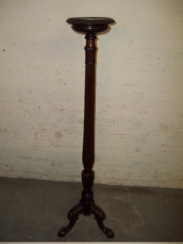 AN ANTIQUE TALL PLANT TORCHERE WITH FLUTED DETAIL AND BALL AND CLAW FEET