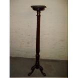 AN ANTIQUE TALL PLANT TORCHERE WITH FLUTED DETAIL AND BALL AND CLAW FEET