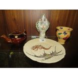 A SELECTION OF CERAMICS TO INC AN UNUSUAL SAND EFFECT LIZARD PLATE, POTTERY VASE (4)