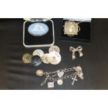 A HALLMARKED SILVER CHARM BRACELET AND CHARMS TOGETHER WITH A SMALL SELECTION OF JEWELLERY TO INC