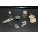 A SMALL COLLECTION OF HALLMARKED SILVER ITEMS, AN ARP BADGE ETC