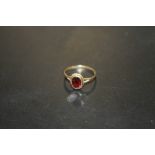 A HALLMARKED 9CT GOLD GARNET SET DRESS RING, APPROX 1.3 G, RING SIZE L